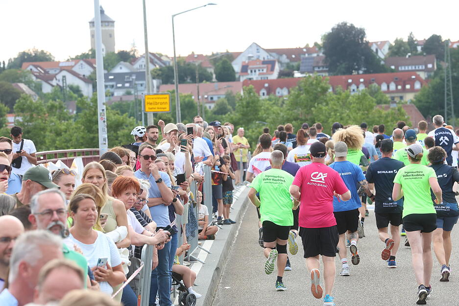 Zahlreiche Zuschauer säumten den Streckenrand und feuerten die Teilnehmer an. Zahlreiche Zuschauer säumten den Streckenrand und feuerten die Teilnehmer an.
