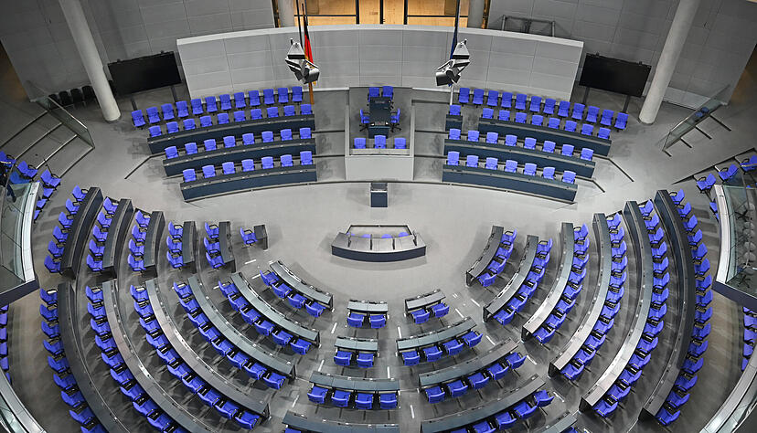 Nach der Neuwahl im Februar werden dem Bundestag 630 Abgeordnete angehören. Einige Wahlkreisgewinner gehen wegen einer Reform leer aus.