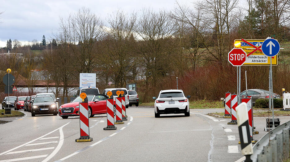 Die Umleitung wegen der Sperrung des Schemmelsbergtunnels führt zu einem schweren Unfall. Mit zusätzlichen Maßnahmen versucht das Landratsamt Heilbronn, die Situation zu entschärfen.