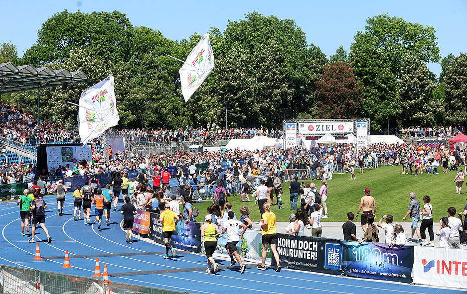 Die Läufer beim Heilbronner Trolli-Marathon 2025 wurden auf den Zielgeraden von umher wehenden Sonnenschirmen überrascht.