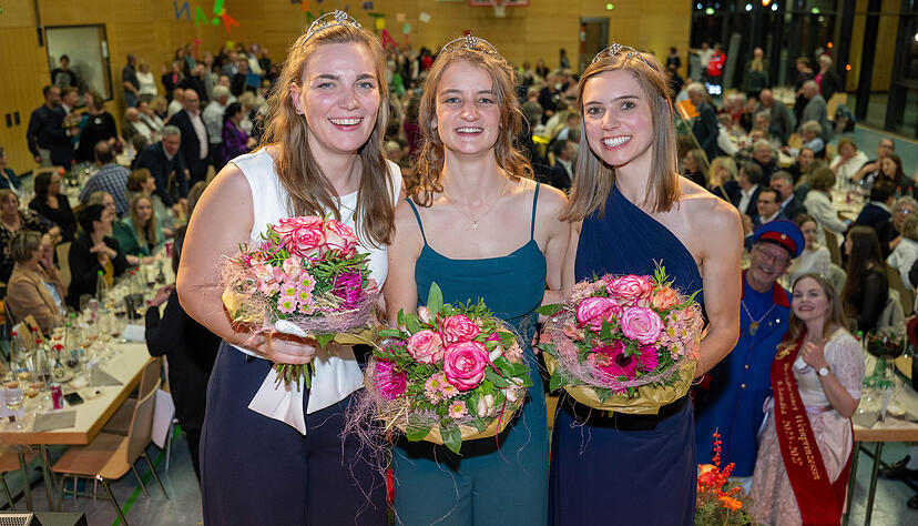 Die neue Württemberger Weinkönigin Natalie Schäfter (Mitte) mit ihren Prinzessinnen Anna Joos und Manuela Breitmayer (rechts). Die neue Württemberger Weinkönigin Natalie Schäfter (Mitte) mit ihren Prinzessinnen Anna Joos und Manuela Breitmayer (rechts).