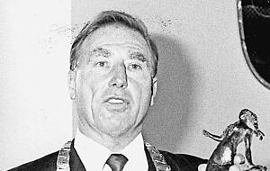 OB Weinmann verschenkte fr&uuml;her K&auml;thchen an G&auml;ste der Stadt. Foto: HSt-Archiv