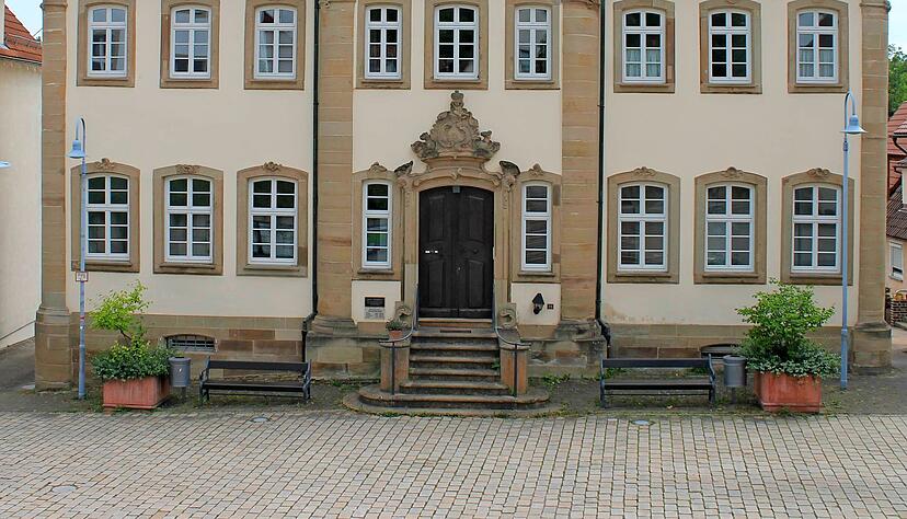 Das Pfarrhaus wurde 1763 erbaut und ist inzwischen energetisch saniert. Das Pfarrhaus wurde 1763 erbaut und ist inzwischen energetisch saniert.