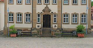 Das Pfarrhaus wurde 1763 erbaut und ist inzwischen energetisch saniert.