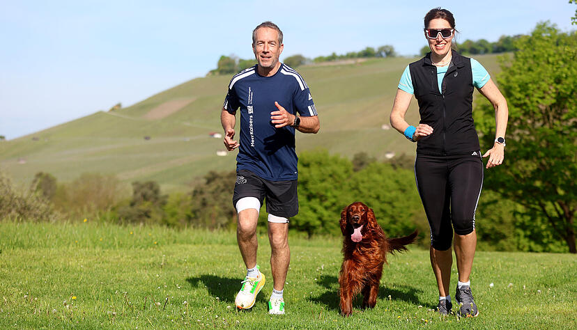Trainer Johannes Kaisers ist ein großer Motivator und kümmert sich um die Teammitglieder, wenn es mal nicht so läuft. Sein Hund Tilda kommt meistens mit. Trainer Johannes Kaisers ist ein großer Motivator und kümmert sich um die Teammitglieder, wenn es mal nicht so läuft. Sein Hund Tilda kommt meistens mit.
