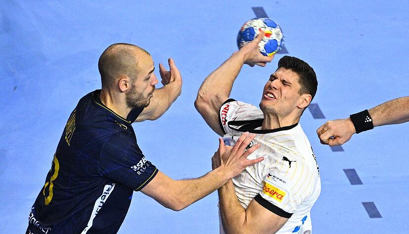 Der schwedische Nationalspieler Lukas Sandell (l) Anfang 2024 in einem EM-Spiel gegen Deutschland. (Archivbild)