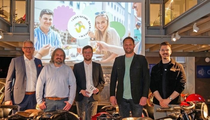 Die neue Homepage b&uuml;ndelt vielf&auml;ltige Informationen rund um die Neckarsulmer Innenstadt: (v. li.) Junior Art Director Linford Kretz, OB Steffen Hertwig, Gesch&auml;ftsf&uuml;hrer Thomas Pantle, Gewerbevereinsvorsitzender Nicolas H&auml;rdter und Citymanager Daniel B&uuml;rkle.