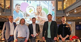 Die neue Homepage b&uuml;ndelt vielf&auml;ltige Informationen rund um die Neckarsulmer Innenstadt: (v. li.) Junior Art Director Linford Kretz, OB Steffen Hertwig, Gesch&auml;ftsf&uuml;hrer Thomas Pantle, Gewerbevereinsvorsitzender Nicolas H&auml;rdter und Citymanager Daniel B&uuml;rkle.