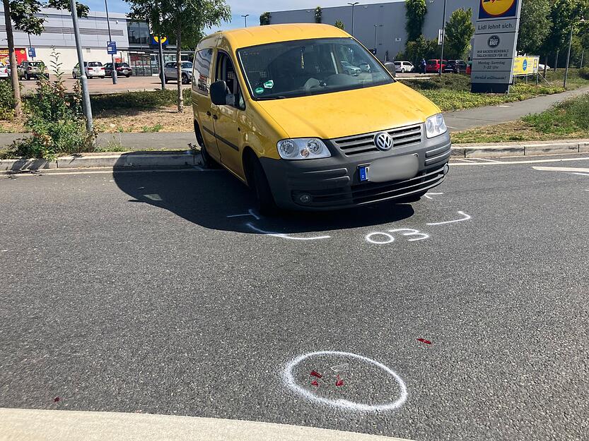 In einem Kreisverkehr in Offenau, an dem die B27 verläuft, hat es einen Unfall gegeben. In einem Kreisverkehr in Offenau, an dem die B27 verläuft, hat es einen Unfall gegeben.