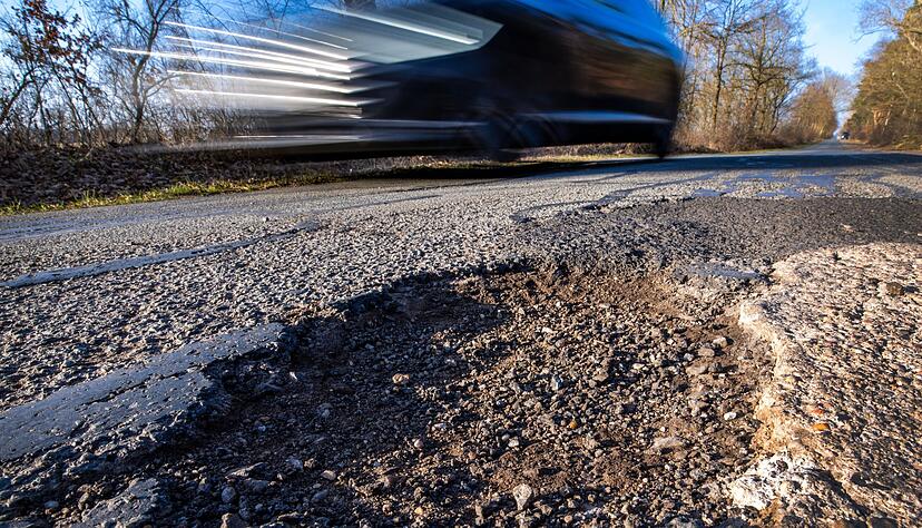 Viele Kreisstraßen sind in einem schlechten Zustand. Für die Erneuerung von Fahrbahndecken steht 2026 im Hohenlohekreis mehr Geld bereit. Viele Kreisstraßen sind in einem schlechten Zustand. Für die Erneuerung von Fahrbahndecken steht 2026 im Hohenlohekreis mehr Geld bereit.