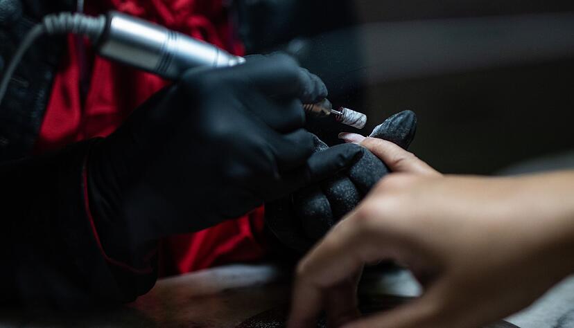 Nageldesignerin Terri Malon greift auch zur elektrischen Fräse, um Kundinnen und Kunden zu gepflegten Nägeln zu verhelfen . Nageldesignerin Terri Malon greift auch zur elektrischen Fräse, um Kundinnen und Kunden zu gepflegten Nägeln zu verhelfen .