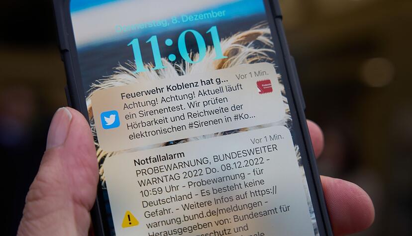 Bei Cell Broadcast erhalten Handys einen Warntext, und es gibt einen lauten Ton. Das soll auf drohende Katastrophen hinweisen.