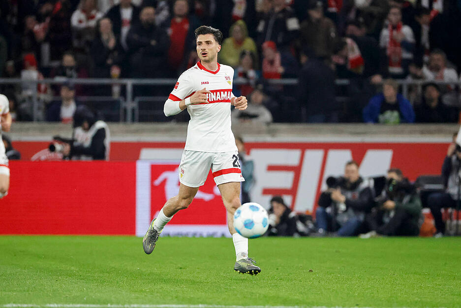 Leonidas Stergiou: Kaum gefordert auf seiner Abwehrseite. Nach vorne wenig zu sehen. Unscheinbar. Note: 4 Leonidas Stergiou: Kaum gefordert auf seiner Abwehrseite. Nach vorne wenig zu sehen. Unscheinbar. Note: 4