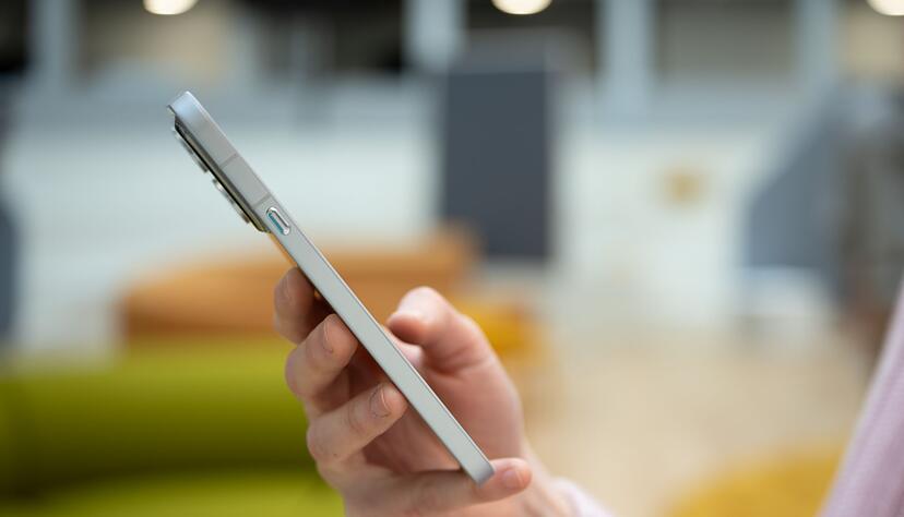 Knapp 8 Millimeter misst das Nothing (4a) Pro und liegt dabei ganz angenehm kühl in der Hand. Knapp 8 Millimeter misst das Nothing (4a) Pro und liegt dabei ganz angenehm kühl in der Hand.