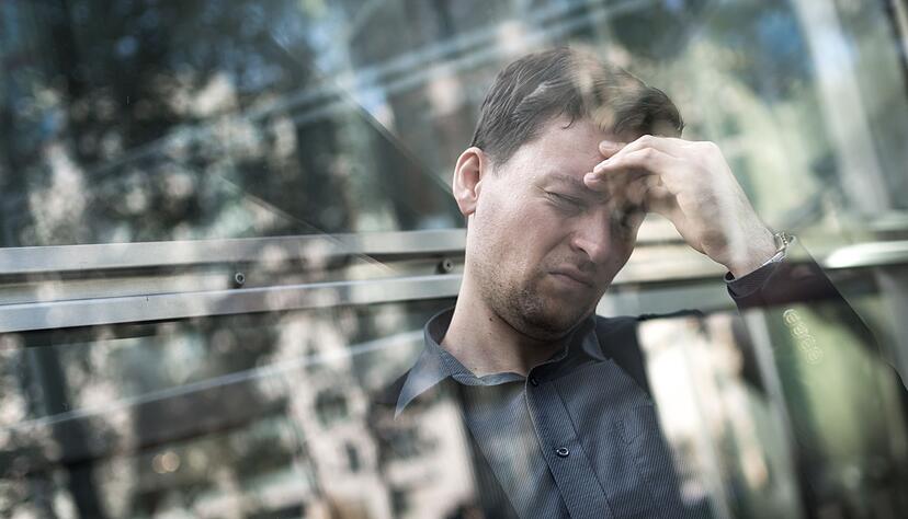 Viele Besch&auml;ftigte sp&uuml;ren Stress und Zeitdruck bei der Arbeit - das zeigen regelm&auml;&szlig;ig Umfragen.