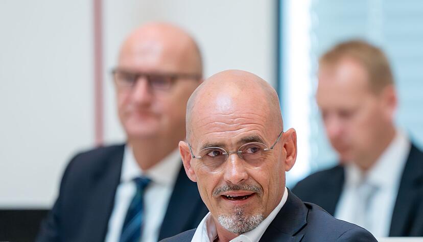Die SPD/BSW-Koalition - darunter Ministerpräsident Dietmar Woidke (SPD) und BSW-Fraktionschef Niels-Olaf Lüders - berät über zwei umstrittene Medienstaatsverträge (Archivbild). Die SPD/BSW-Koalition - darunter Ministerpräsident Dietmar Woidke (SPD) und BSW-Fraktionschef Niels-Olaf Lüders - berät über zwei umstrittene Medienstaatsverträge (Archivbild).