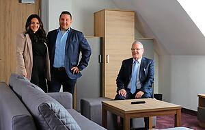 Julia Jungwirth sowie Tobias und Dieter Bäumlisberger in der Suite.
Fotos: Nick