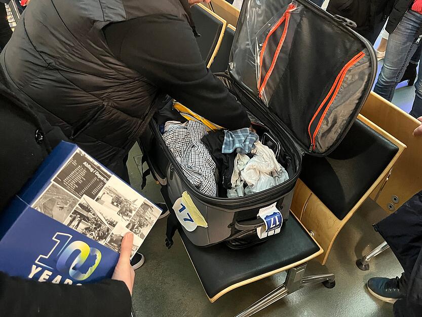 Insgesamt 100 Gepäckstücke wurden für den guten Zweck versteigert. Insgesamt 100 Gepäckstücke wurden für den guten Zweck versteigert.