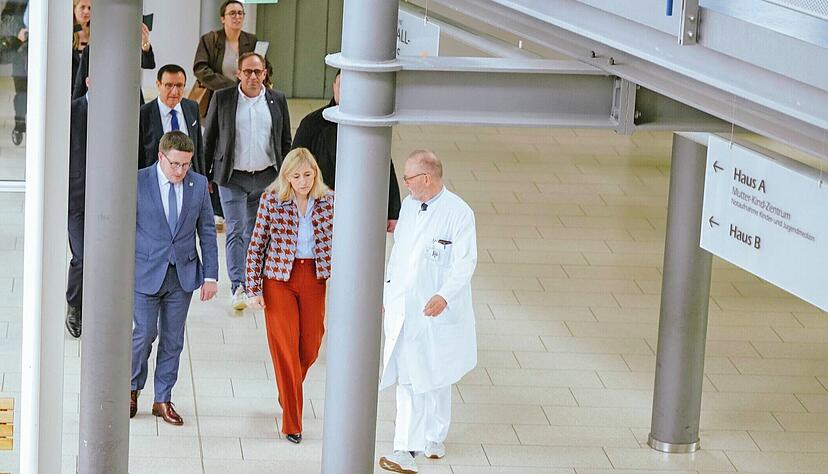 Vor kurzem war Bundesgesundheitsministerin Nina Warken in Bad-Mergentheim im Caritas-Krankenhaus zu Gast. Ihre geplanten Sparpläne würden vor allem die Kliniken treffen.
