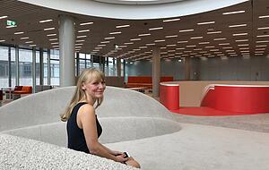 Kathrin Flohr, eine der Leiterinnen der neuen Hochschulbibliothek, auf ihrem Lieblingsplatz. Foto: Christian Gleichauf Kathrin Flohr, eine der Leiterinnen der neuen Hochschulbibliothek, auf ihrem Lieblingsplatz. Foto: Christian Gleichauf