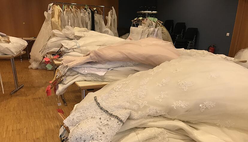 Polizei beschlagnahmt Brautkleider Polizei beschlagnahmt Brautkleider