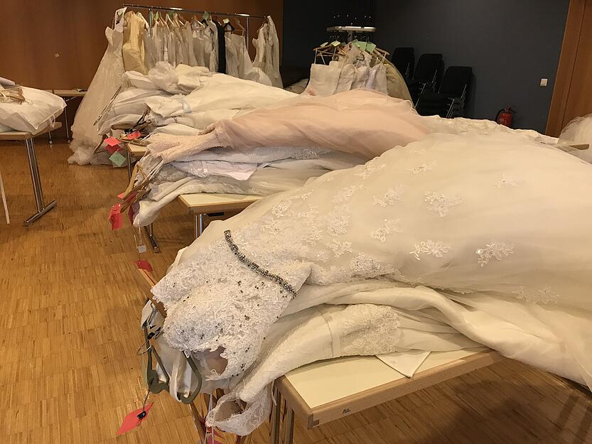 Polizei beschlagnahmt Brautkleider