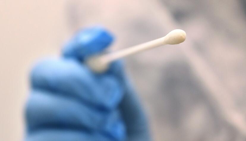 Es ist noch gar nicht lange her, da gehörten Corona-Tests noch zum Alltag. Jetzt steigen die Infektionszahlen wieder leicht – und die Nachfrage nach Selbsttests nimmt wieder zu.