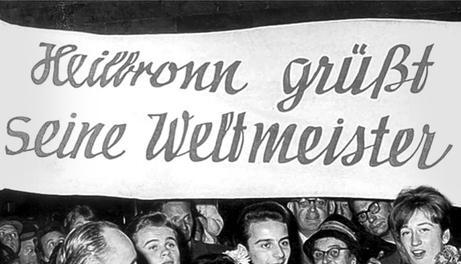 Der 15-jährige Karlo Losch wird 1962 nach seinem ersten Weltmeistertitel begeistert in der Heimat empfangen. Links Paar-Weltmeisterin Margot Ludolph.Foto: Archiv