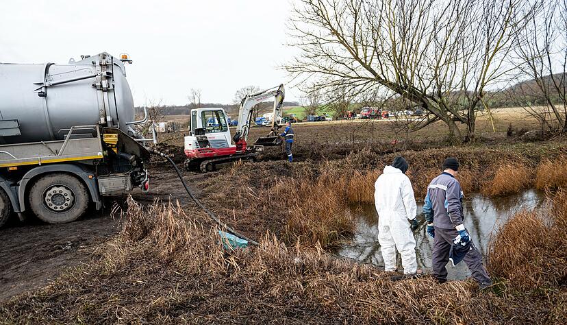 Aufr&auml;umen nach dem Ungl&uuml;ck: Arbeiter bei Gramzow