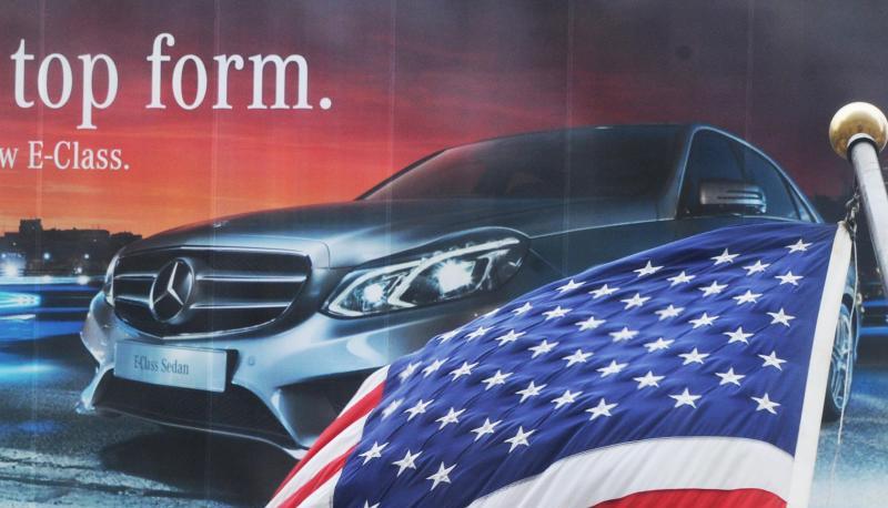 Die US-Flagge weht vor einem Werbeplakat für die Mercedes-Benz. Foto: Uli Deck/Archiv Die US-Flagge weht vor einem Werbeplakat für die Mercedes-Benz. Foto: Uli Deck/Archiv