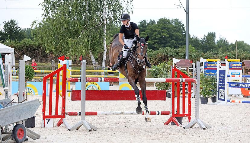 Ist am Sonntag bei ihrem eigenen Turnier Programmpunkt: Anne Götter, hier bei der Auflage 2020 in Aktion, bekommt auf dem Birkenhof in Eppingen das Goldene Reitabzeichen verliehen. „Es wird emotional“, weiß ihr Onkel Patrick Blösch.