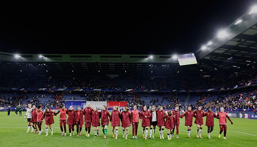 Die deutschen Fußballerinnen lassen sich in Caen für den Final-Einzug feiern. Die deutschen Fußballerinnen lassen sich in Caen für den Final-Einzug feiern.