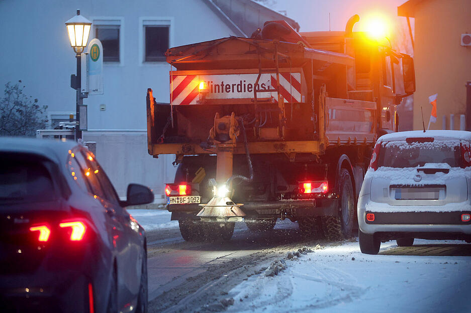 In Bad Friedrichshall-Jagstfeld ist am Montagmorgen der Winterdienst unterwegs.