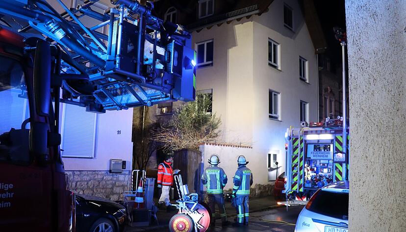 Nach einem Brand in Weinheim (Rhein-Neckar-Kreis) holt die Feuerwehr eine tote Frau aus einem Wohngeb&auml;ude.