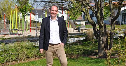 Bürgermeister Jochen Winkler freut sich darüber, dass der Wassergrabenpark hinter dem Rathaus den Ortskern aufwertet.
Foto: Claudia Kostner