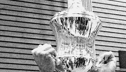 Eberhard Ginger hält jubelnd den DM-Pokal in die Höhe.