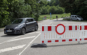 Die Parkplatz-Zufahrt an der Ehmetsklinge bei Zaberfeld ist am Samstag wegen des großen Besucherandrangs gesperrt worden. Foto: Andreas Veigel