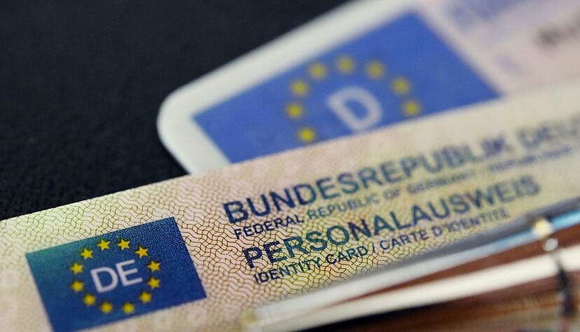 Ab dem 1. November gibt es auch bei Personalausweis und Reisepass eine Erneuerung.