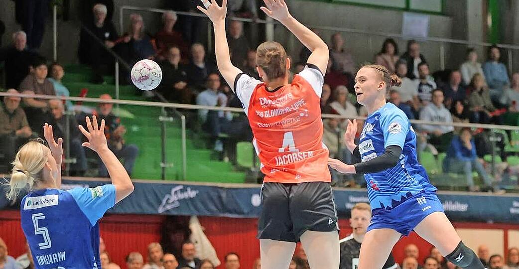 Kim Hinkelmann (links) geh&ouml;rte am Mittwochabend gegen die HSG Blomberg Lippe zu den besten Akteurinnen. Als Zielspielerin am Kreis wurde sie auch von Lilli Holste (rechts) in Szene gesetzt.