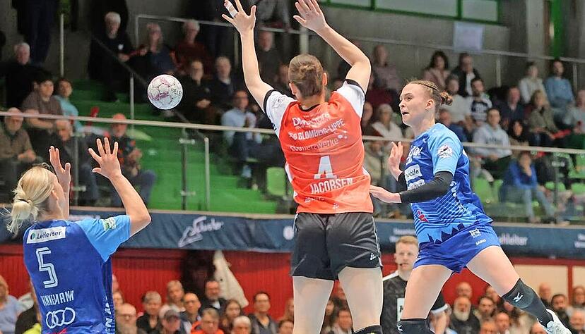 Kim Hinkelmann (links) geh&ouml;rte am Mittwochabend gegen die HSG Blomberg Lippe zu den besten Akteurinnen. Als Zielspielerin am Kreis wurde sie auch von Lilli Holste (rechts) in Szene gesetzt.