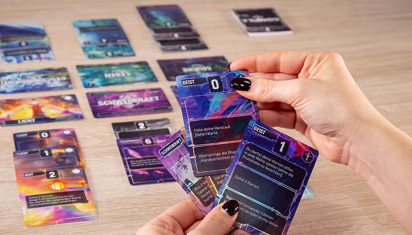 Bei &laquo;Compile&raquo; wird entweder eine Karte ausgespielt oder ein Karten nachgezogen. Dabei geht es etwa um Themen wie Dunkelheit, Leben, Feuer oder Seuche.