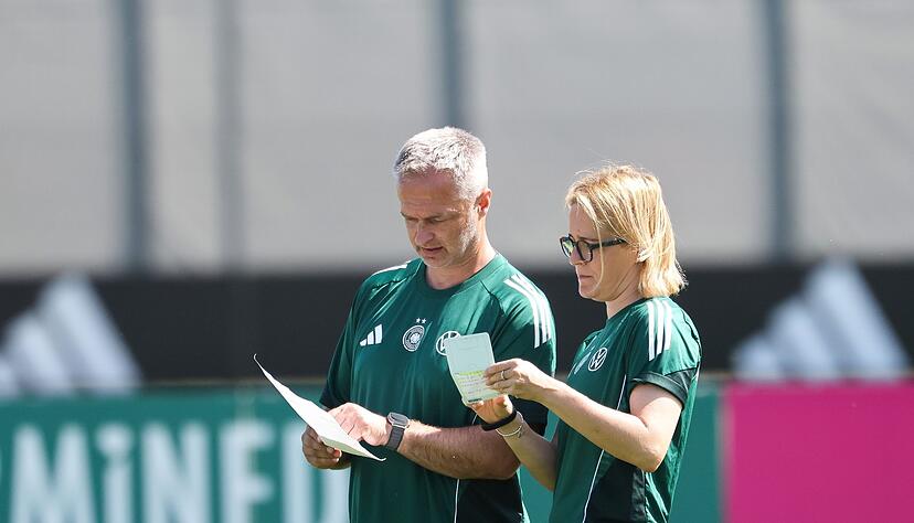 DFB-Chefcoach Christian W&uuml;ck hat in Saskia Bartusiak (r) und Maren Meinert gleich zwei Co-Trainerinnen. (Archivbild)