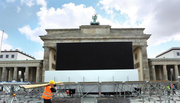 In Berlin laufen die Vorbereitungen f&uuml;r die Fanmeile. Foto: Stephanie Pilick