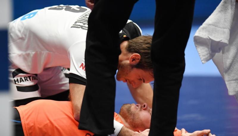 Der niederländische Torhüter Bart Ravensbergen wurde gegen Deutschland am Kopf getroffen. Der niederländische Torhüter Bart Ravensbergen wurde gegen Deutschland am Kopf getroffen.