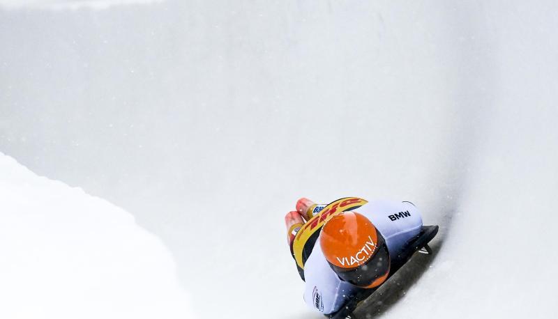 Skeletonpilot Alexander Gassner rast durch den Natureiskanal in St. Moritz.