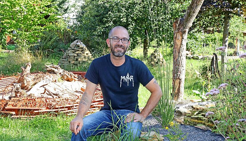 Sandarium, Sandsteinpyramiden und ein Teich sind nur einige der insektenfreundlichen Inseln in Magnus Dillers Garten in Oedheim. Foto: Ralf Seidel