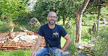 Sandarium, Sandsteinpyramiden und ein Teich sind nur einige der insektenfreundlichen Inseln in Magnus Dillers Garten in Oedheim. Foto: Ralf Seidel
