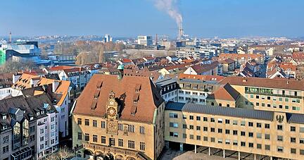Das Heilbronner Rathaus fasst schon lange nicht mehr alle Mitarbeiter der Stadt. Das Stellenwachstum wird auch in den kommenden Jahren anhalten.
Foto: Archiv/Mugler