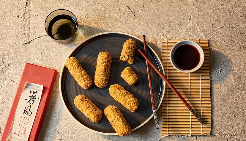 Japanische Korokke werden klassischerweise in eine s&uuml;&szlig;-w&uuml;rzige Tonkatsuso&szlig;e gedippt.