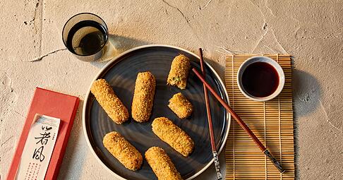 Japanische Korokke werden klassischerweise in eine s&uuml;&szlig;-w&uuml;rzige Tonkatsuso&szlig;e gedippt.